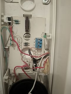 Innenansicht einer elektrischen Anschlussleiste mit Verdrahtung
