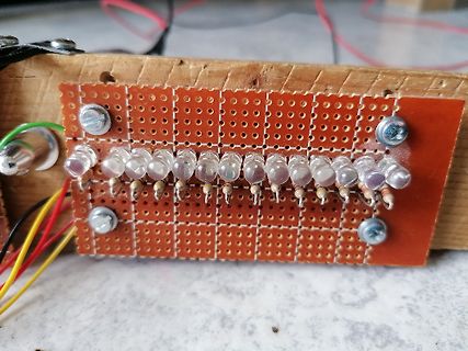 Lötgestell mit einer Reihe LEDs auf Lochrasterplatine