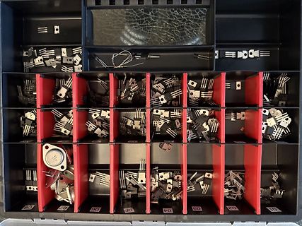 Sortierbox mit elektronischen Bauteilen