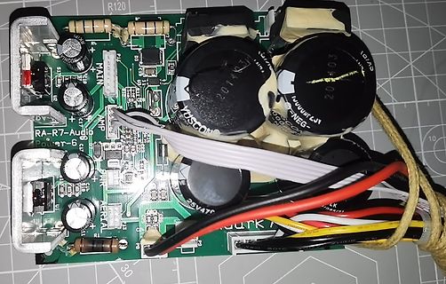 Foto einer Leiterplatte mit Elektrolytkondensatoren und Kabeln