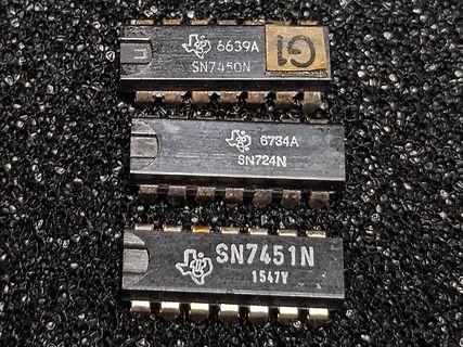 Drei integrierte Schaltkreise von Texas Instruments