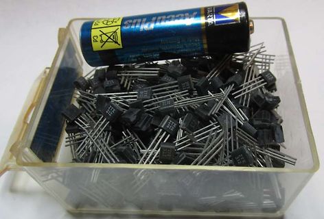 Haufen Transistoren und eine Batterie in einer Box