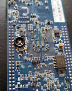 Nahaufnahme einer Leiterplatte mit elektronischen Bauteilen