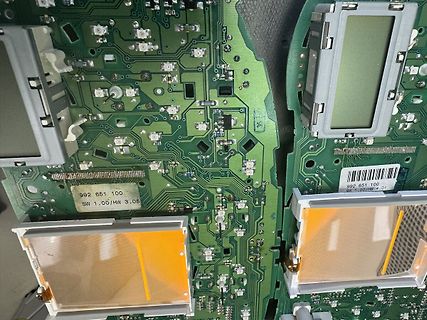 Nahaufnahme einer grünen Leiterplatte mit LCD-Displays