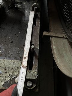 Maßband an einer Metallkonstruktion