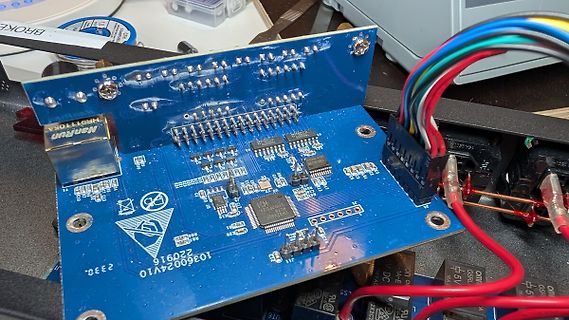 Blaue Leiterplatte mit Mikrocontroller und Kabeln