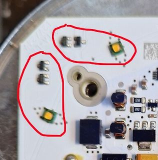 Nahaufnahme einer Leiterplatte mit markierten Bauteilen