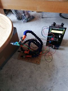Elektronik-Aufbau mit LCD-Display und flexiblem Haltearm