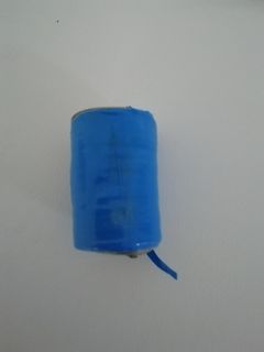 Blau umwickelter Zylinder