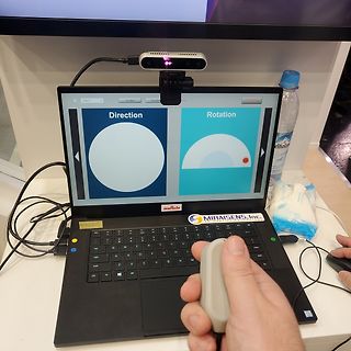 Laptop mit Kamera und Hand mit Sensor