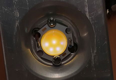 Leuchtende LED in einer Metallfassung