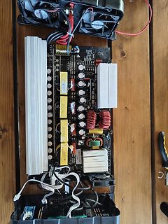 Offene Elektronikplatine mit Kühlkörpern und Spulen