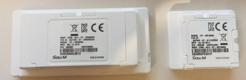 Zwei weiße Elektronikmodule mit Etiketten