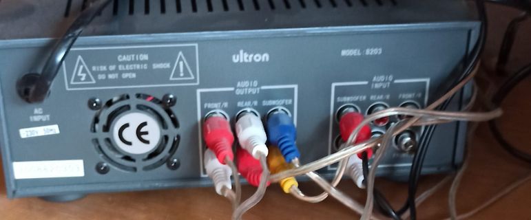 Rückseite eines Ultron Audio-Verstärkers mit Cinch-Anschlüssen