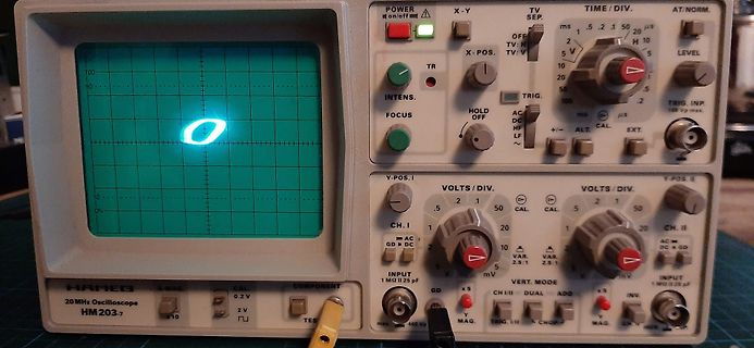Hameg HM 203-7 Oszilloskop mit Signal