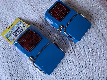 Zwei blaue LED-Testgeräte mit rotem Gitter
