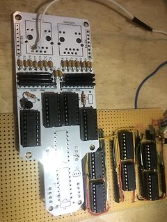 Leiterplatte mit integrierten ICs und Bauteilen