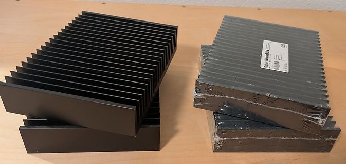 Schwarze Kühlkörper auf Holztisch