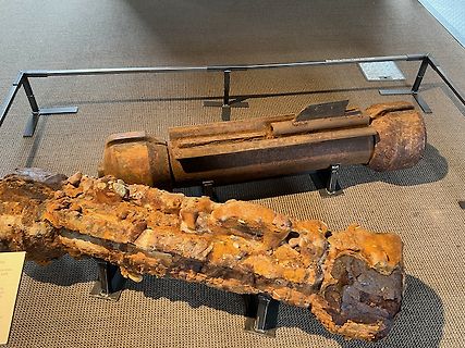 Rostige Metallobjekte in einer Vitrine