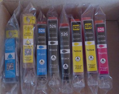 Mehrere Druckerpatronen in Plastikverpackung