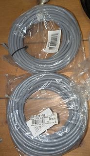 Zwei Rollen graues Steuerleitungskabel in Plastikverpackung