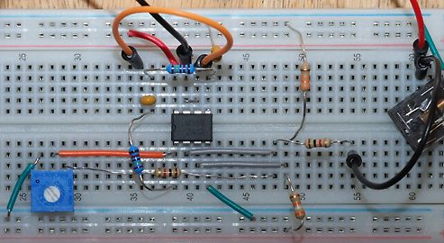 Aufbau auf einem Breadboard mit Mikrocontroller und Bauteilen