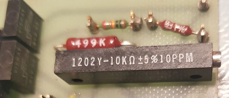 Elektronische Bauteile auf einer Leiterplatte