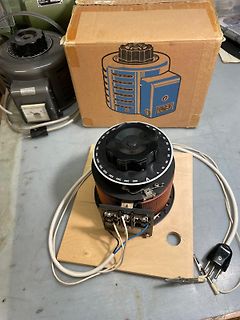 Labornetzteil auf Holzbrett mit Verpackung