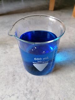 Becherglas mit blauer Flüssigkeit