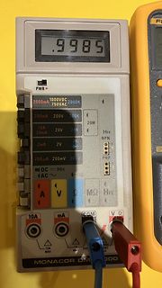 Digitalmultimeter mit Messwert .9985