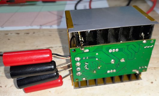 Leiterplatte mit Elektrolytkondensatoren und Transformator
