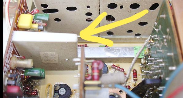Innenansicht eines elektronischen Geräts mit Bauteilen