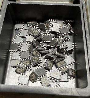 Haufen kleiner integrierter Schaltkreise in einer Box