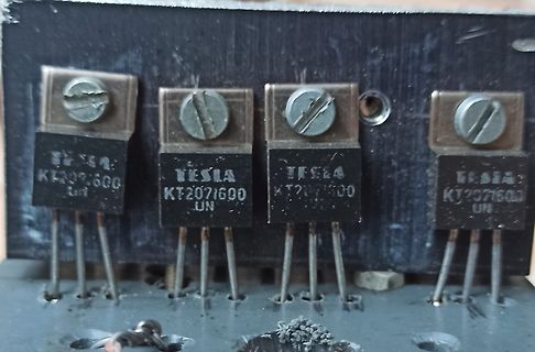 Vier Tesla KT207/600 Leistungstransistoren auf Platine