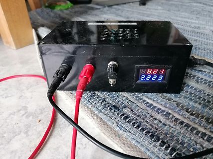 Labornetzteil mit Display und Krokodilklemmen