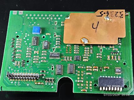 Grüne Leiterplatte mit elektronischen Bauteilen