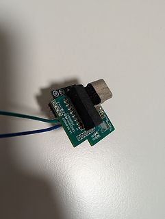 Leiterplatte mit Modul und Kabeln