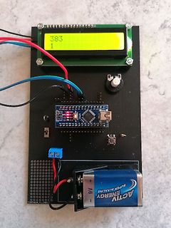 Aufbau mit Arduino, LCD-Display und 9V-Batterie auf Lochrasterplatine