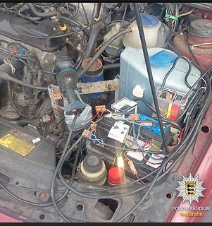 Motorraum eines Fahrzeugs mit Batterie und Verkabelung