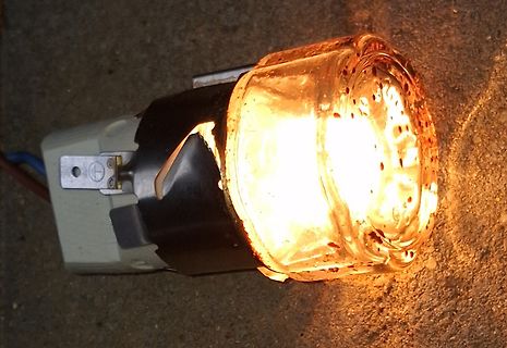 Defekte Glühlampe mit beschädigtem Sockel