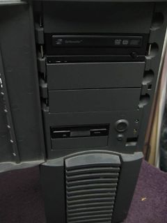 Vorderseite eines Computergehäuses mit DVD-Laufwerk