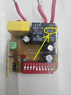 Leiterplatte eines Netzteils mit gelbem Markierungspfeil