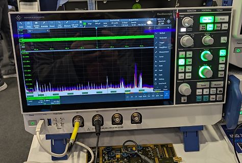 Rohde & Schwarz MXO34 Oszilloskop mit Signalverlauf