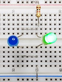 Aufbau auf einem Breadboard mit Widerstand und LEDs