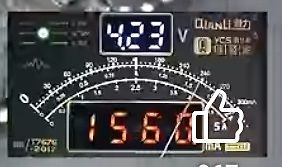 Digitales Multimeter mit Messwerten