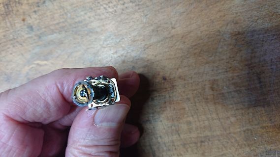 Hand hält ein elektronisches Bauteil