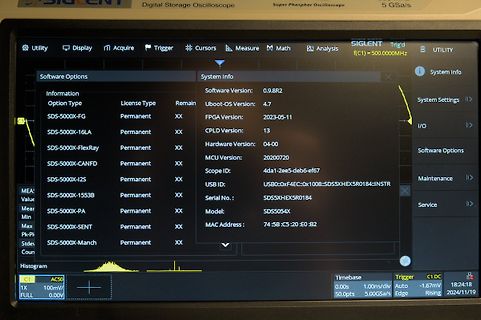 Display eines Siglent Oszilloskops mit Systeminformationen