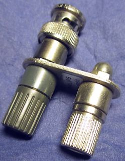Zwei metallische Steckverbinder oder Bauteile