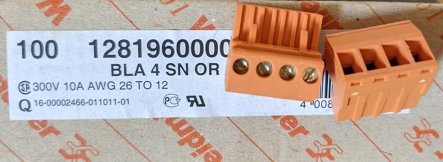 Orangefarbene Schraubklemmen auf Kartonage