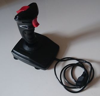 Joystick mit Kabel auf weißem Untergrund